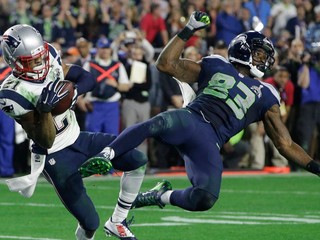 Hráč tímu New England Patriots Malcolm Butler zachytáva loptu v závere Super Bowlu 2015. 
