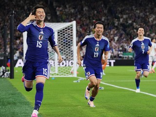 Japonský futbalista Daichi Kamada (15) oslavuje strelenie prvého gólu svojho tímu proti Tunisku.