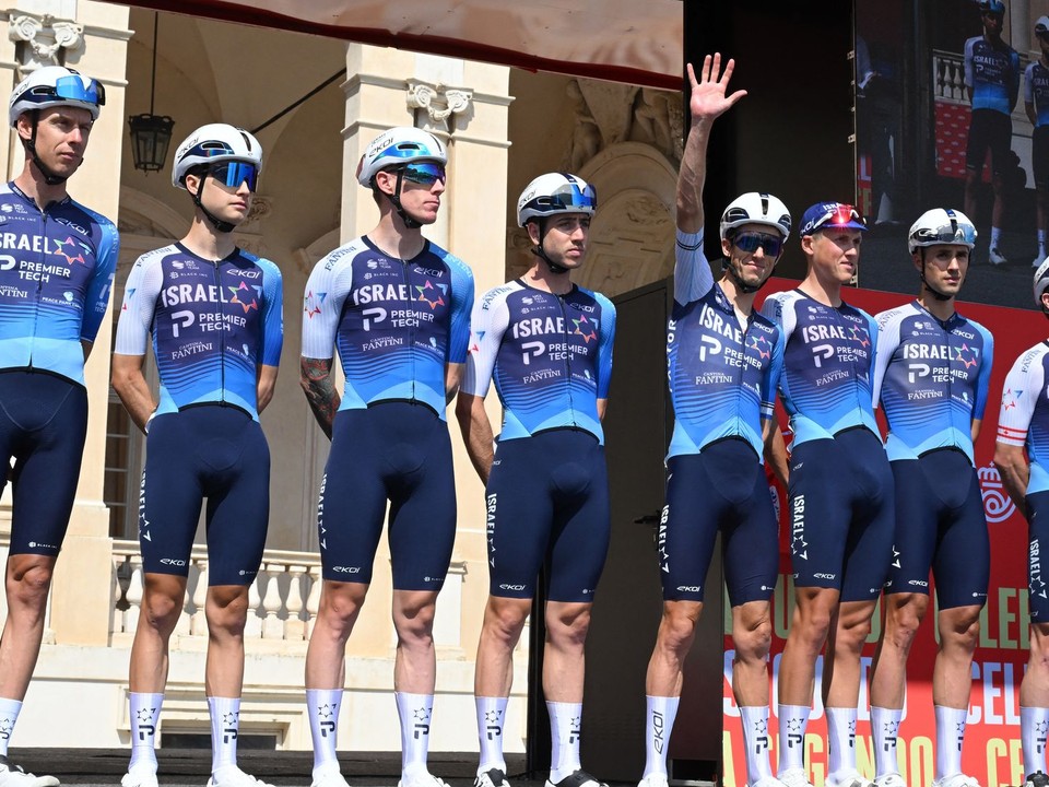 Cyklisti tímu Israel - Premier Tech počas prezentácie pred začiatkom Vuelty 2025.