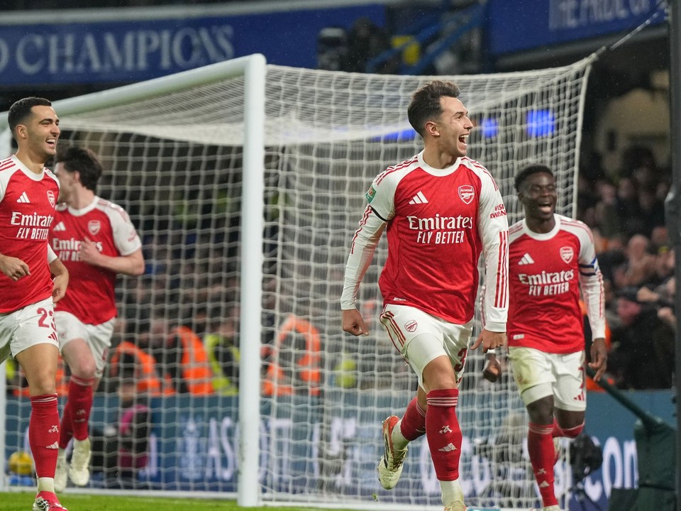 Radosť hráčov Arsenalu po góle proti Chelsea.