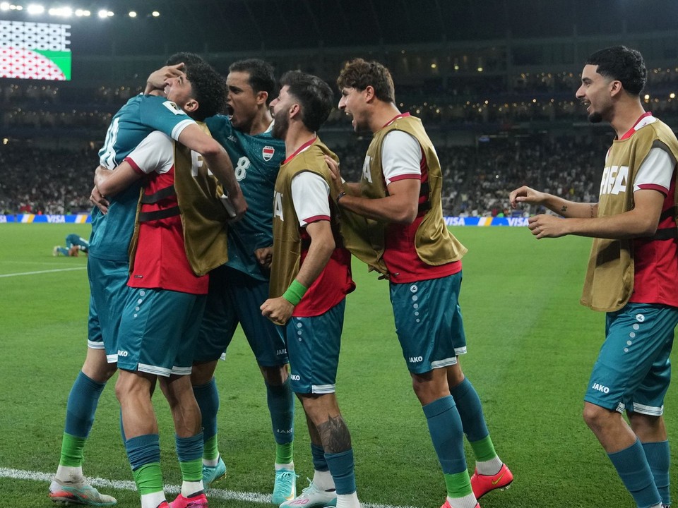 Futbalisti Iraku oslavujú gól.