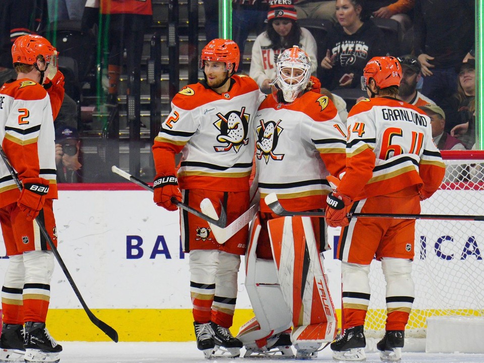 Hokejisti Anaheim Ducks oslavujú triumf.
