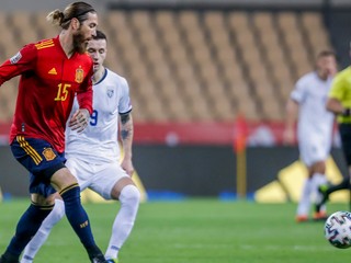 Sergio Ramos (vľavo) v zápase Španielsko - Kosovo.