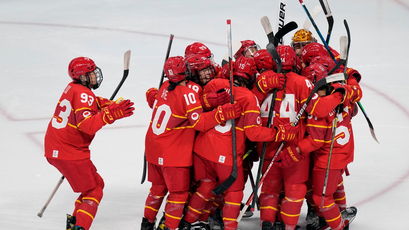 Čínske hokejistky sa tešia po triumfe na ZOH 2022 v Pekingu.