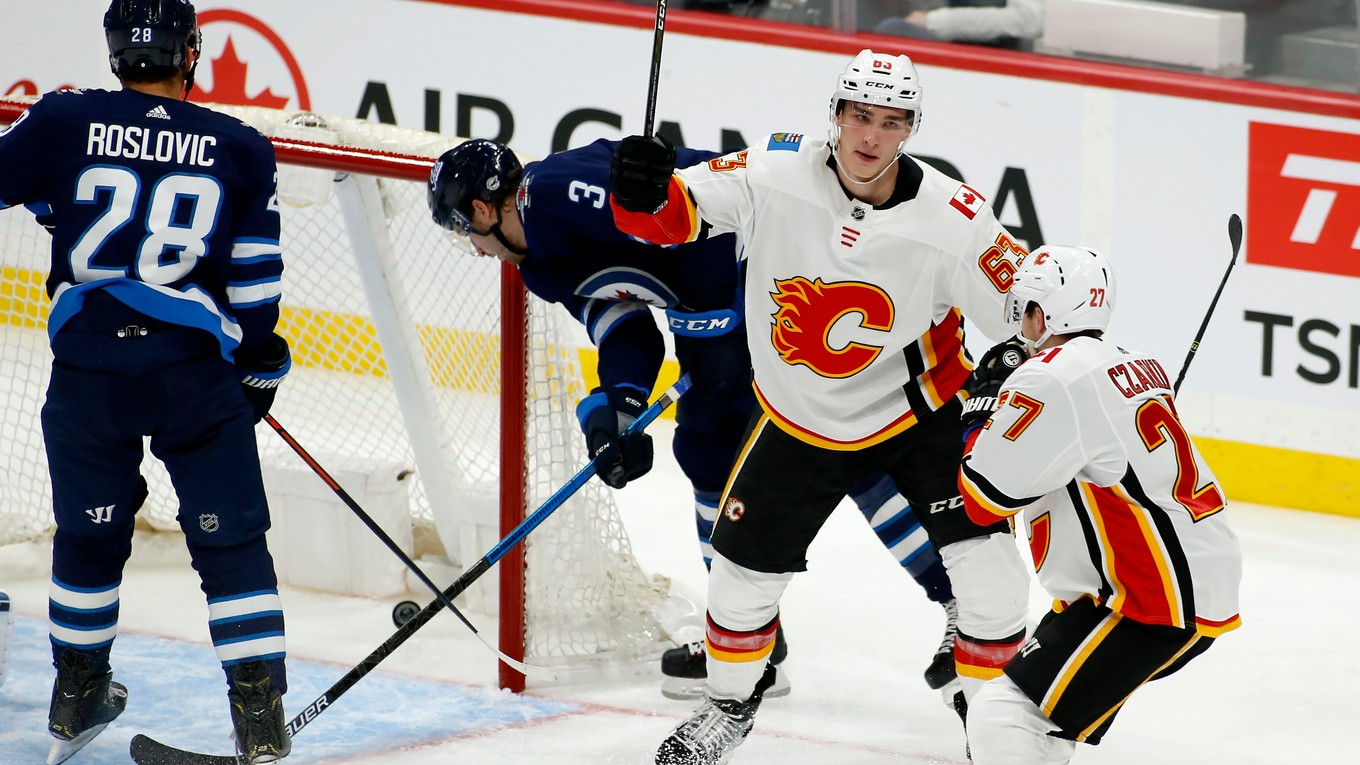 Adam Ružička v drese Calgary Flames.