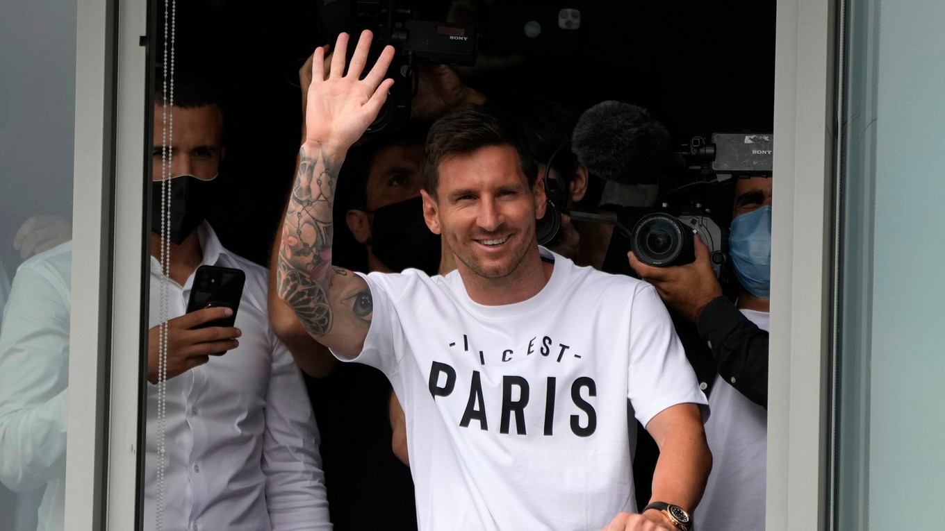 Lionel Messi po prílete do Paríža.