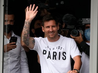 Lionel Messi po prílete do Paríža.