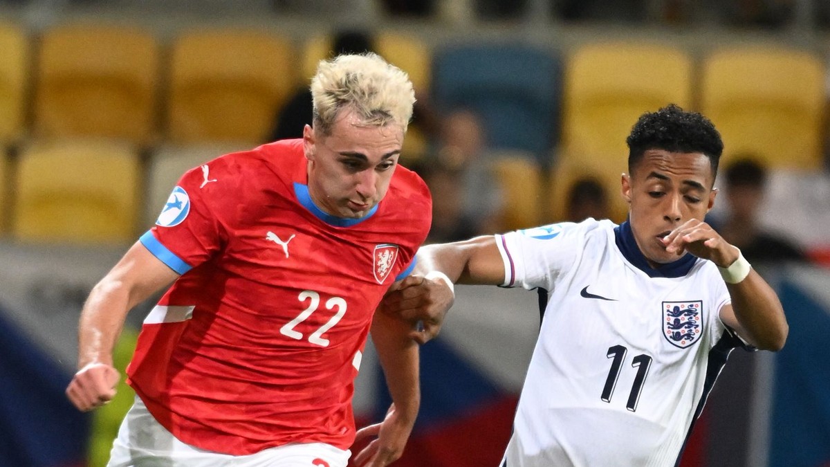 Matěj Hadaš (vľavo) a Omari Hutchinson v zápase Česko - Anglicko v skupine B na EURO U21 2025.