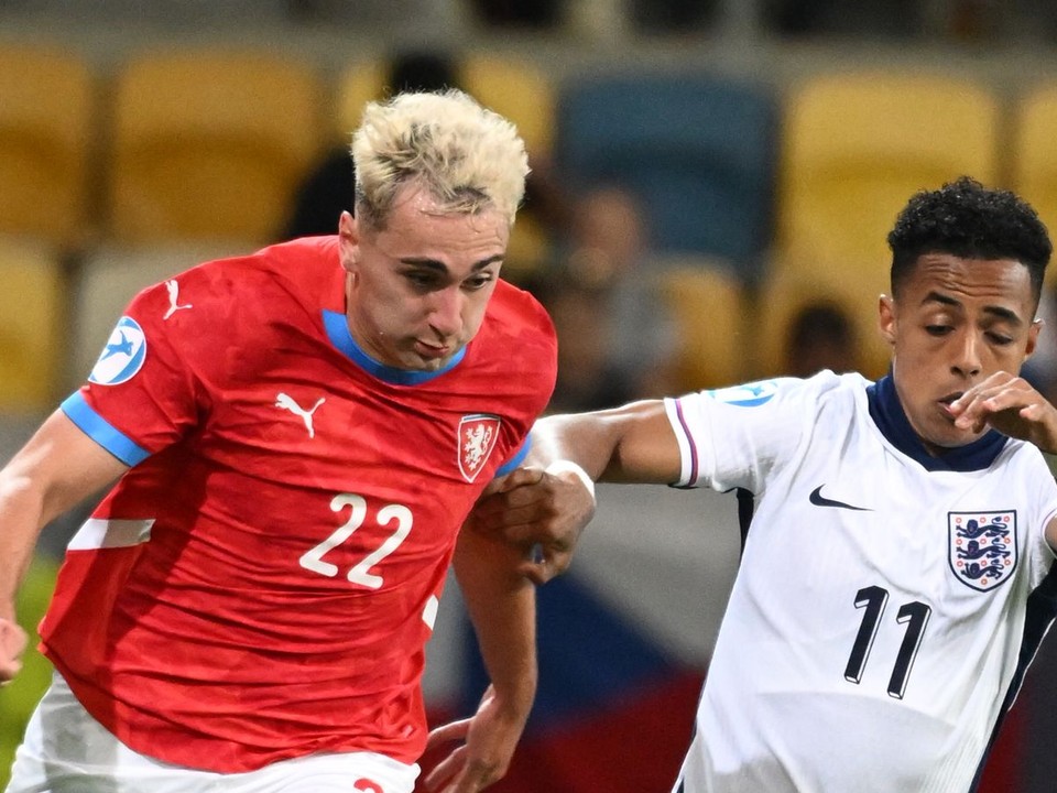 Matěj Hadaš (vľavo) a Omari Hutchinson v zápase Česko - Anglicko v skupine B na EURO U21 2025.