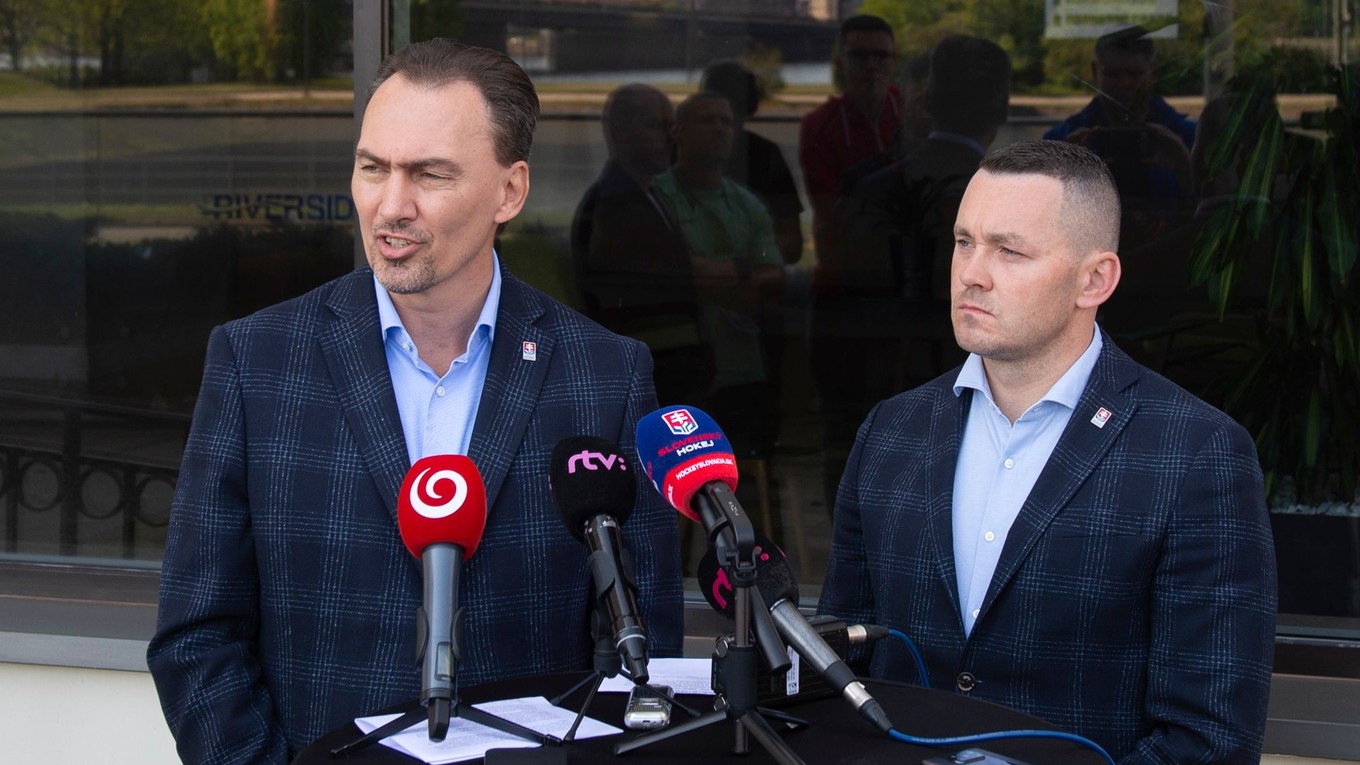 Prezident Slovenského zväzu ľadového hokeja (SZĽH) Miroslav Šatan a vpravo generálny sekretár SZĽH Miroslav Lažo.