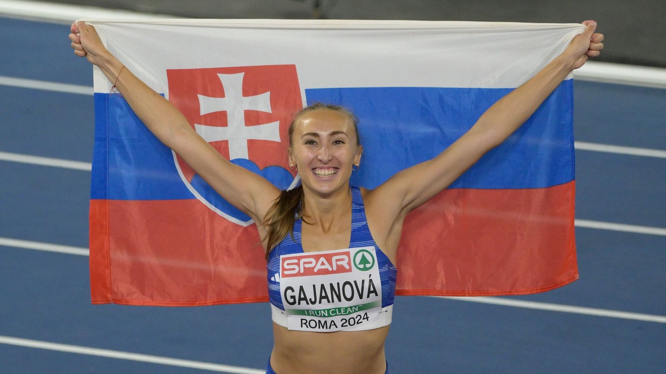 Gabriela Gajanová sa teší zo zisku striebornej medaily.