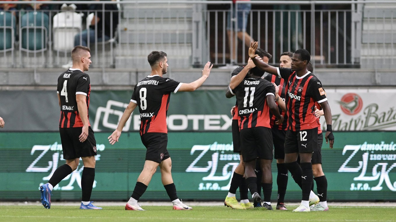 Radosť hráčov Trnavy po strelení gólu  počas zápasu 7. kola futbalovej Niké ligy medzi MFK Skalica - FC Spartak Trnava.