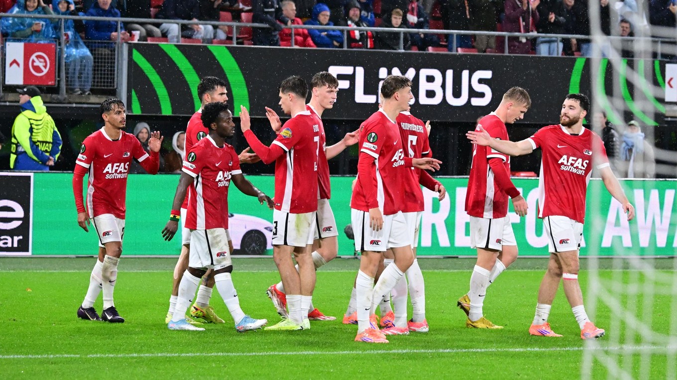 Futbalisti Alkmaaru sa tešia z úvodného gólu počas zápasu 2. kola ligovej fázy Konferenčnej ligy AZ Alkmaar - ŠK Slovan Bratislava.