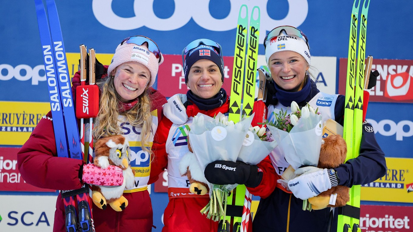 Víťazná nórska bežkyňa na lyžiach Heidi Wengová (uprostred) pózuje na pódiu s druhou Američankou Jessicou Digginsovou (vľavo) a treťou Švédkou Fridou Karlssonovou (vpravo).