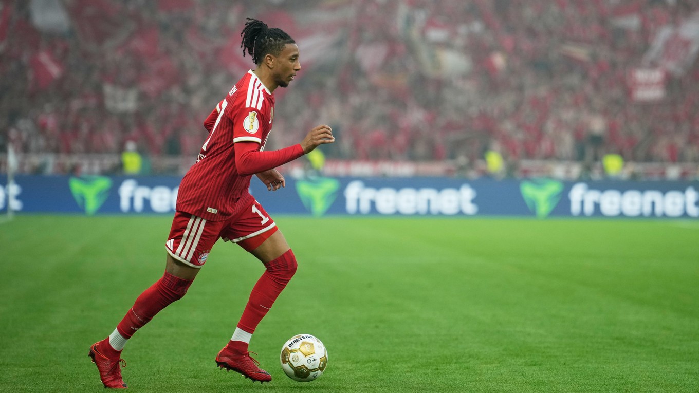 Na archívnej snímke z 23. mája 2026 futbalista Bayernu Mníchov Michael Olise počas finálového duelu Nemeckého pohára.