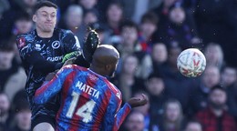 Faul brankára Millwallu Liama Robertsa na útočníka Crystal Palace Matetu