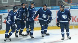 Hráči Slovana sa tešia z gólu.