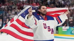 Connor Hellebuyck po výhre olympijského zlata v drese USA.