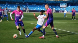 Stopér Miroslav Plešivka a Benjamín Holčík (37) odoberajú loptu Šurancovi Raymondovi.