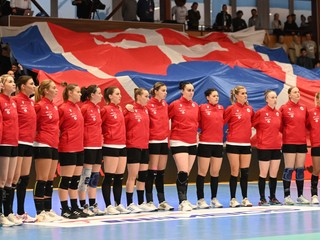 Slovenské reprezentantky v hádzanej počas štátnej hymny.