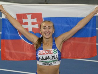Gabriela Gajanová sa teší zo zisku striebornej medaily.