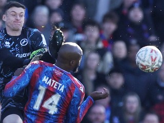 Faul brankára Millwallu Liama Robertsa na útočníka Crystal Palace Matetu