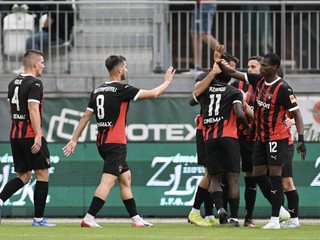 Radosť hráčov Trnavy po strelení gólu počas zápasu 7. kola futbalovej Niké ligy medzi MFK Skalica - FC Spartak Trnava.