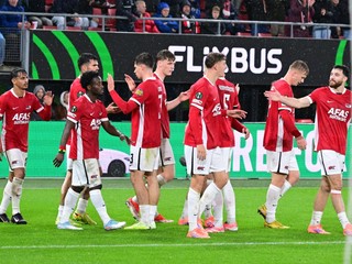 Futbalisti Alkmaaru sa tešia z úvodného gólu počas zápasu 2. kola ligovej fázy Konferenčnej ligy AZ Alkmaar - ŠK Slovan Bratislava.