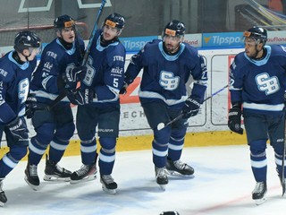 Hráči Slovana sa tešia z gólu.