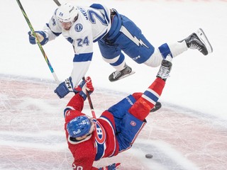 Max Crozier posiela k zemi Juraja Slafkovského.