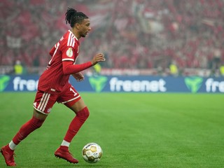 Na archívnej snímke z 23. mája 2026 futbalista Bayernu Mníchov Michael Olise počas finálového duelu Nemeckého pohára.