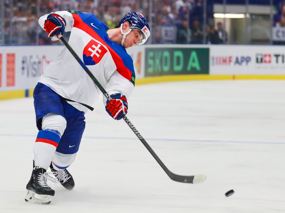 Juraj Slafkovský v zápase Slovensko - Lotyšsko v skupine B na MS v hokeji 2024.
