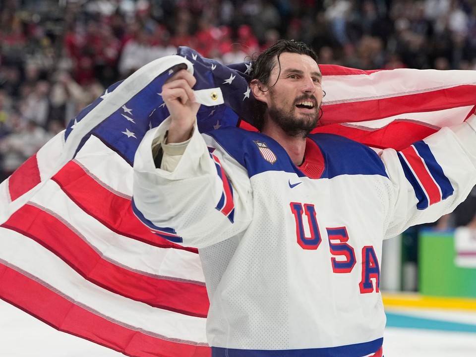 Connor Hellebuyck po výhre olympijského zlata v drese USA.