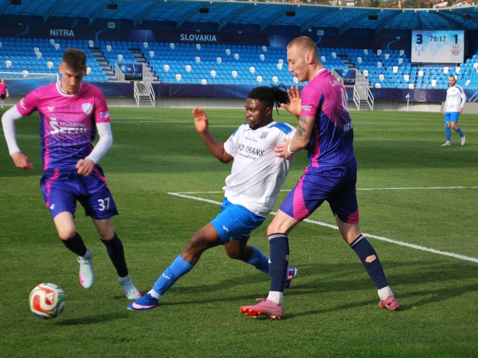 Stopér Miroslav Plešivka a Benjamín Holčík (37) odoberajú loptu Šurancovi Raymondovi.