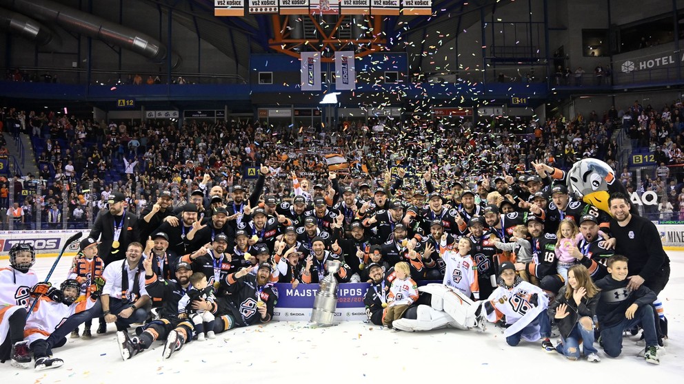 Hokejisti HC Košice sa tešia z víťazstva a zisku majstrovského titulu.
