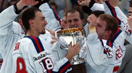 Slovenskí hokejisti sa radujú z titulu na MS v hokeji 2002. Celkom vľavo Ľuboš Bartečko.