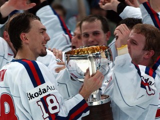 Slovenskí hokejisti sa radujú z titulu na MS v hokeji 2002. Celkom vľavo Ľuboš Bartečko.