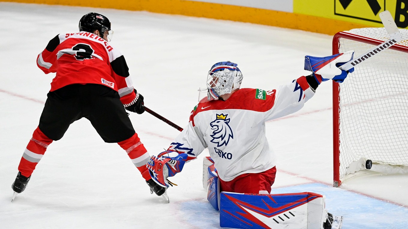 Peter Schneider prekonal brankára Karla Vejmelku v zápase Česko - Rakúsko na MS v hokeji 2022.