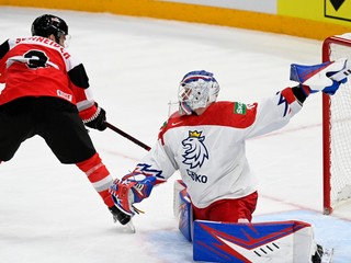 Peter Schneider prekonal brankára Karla Vejmelku v zápase Česko - Rakúsko na MS v hokeji 2022.