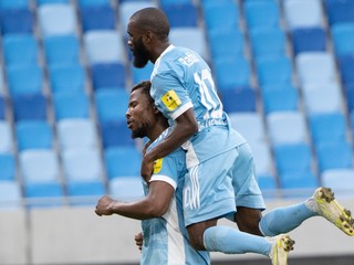 Ezekiel Henty a vpravo Ibrahim Rabiu (obaja Slovan) sa tešia z gólu. 