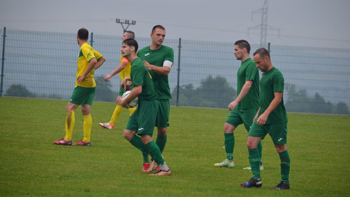 Hráči Jasenova, Dominik Mišľan s kapitánskou páskou.