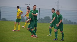 Hráči Jasenova, Dominik Mišľan s kapitánskou páskou.