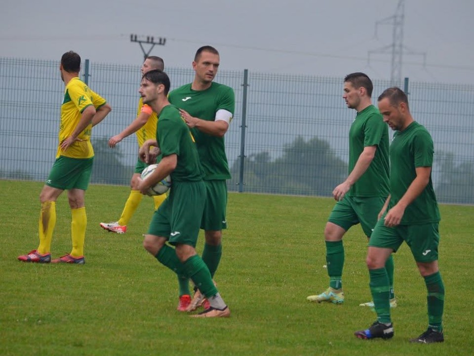 Hráči Jasenova, Dominik Mišľan s kapitánskou páskou.