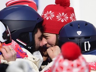 Petra Vlhová s bratom Borisom po zisku zlatej medaily v slalome na ZOH 2022 v Pekingu.