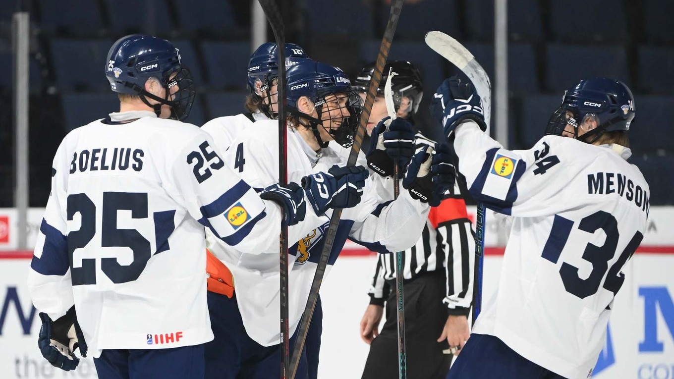 Hokejisti Fínska oslavujú gól proti Lotyšsku na MS U18 2025.