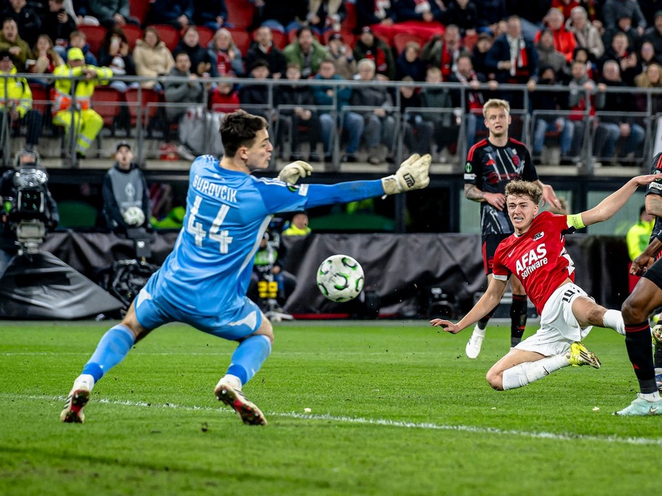 Brankár Jakub Surovčík zneškodnil strelu Svena Mijnansa v zápase AZ Alkmaar - Sparta Praha.