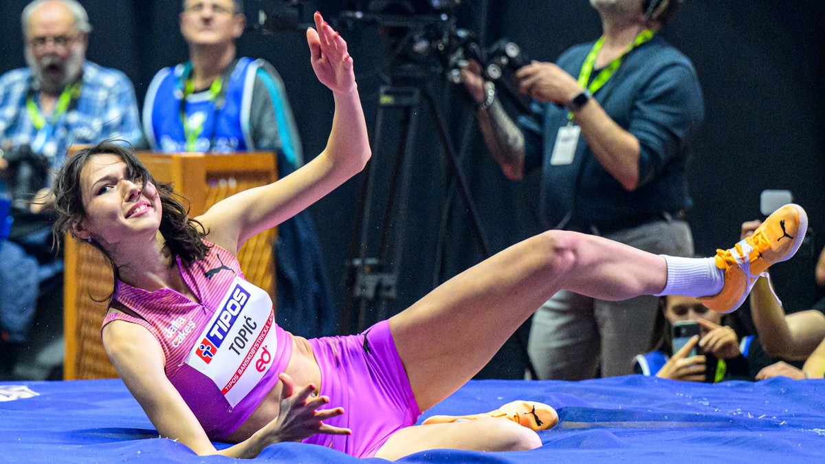 Angelina Topičová (Srbsko) skáče do výšky v súťaži žien