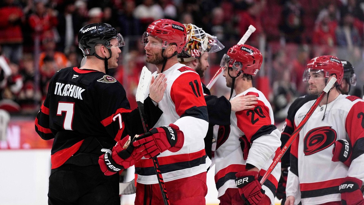 Brady Tkachuk (7) z Ottawy gratuluje Jordanovi Staalovi (11) z Caroliny po 4. zápase série prvého kola play-off.