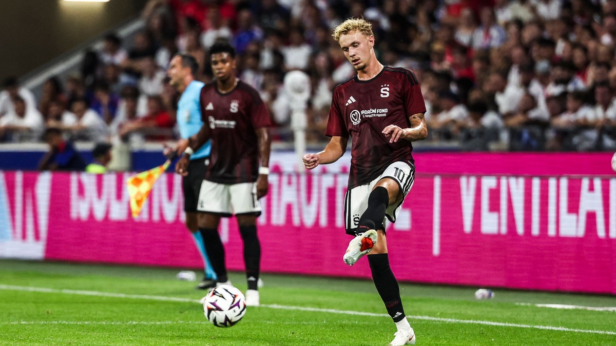Český futbalista Adam Karabec v drese AC Sparta Praha.