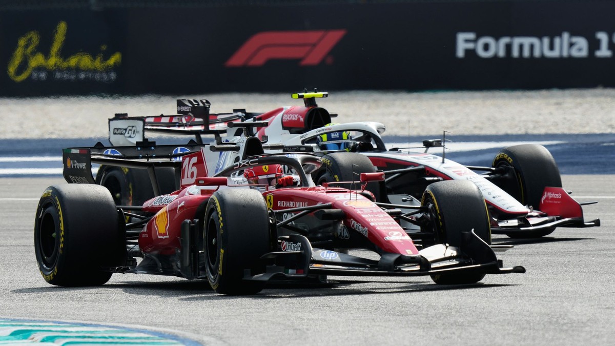 Charles Leclerc na Ferrari počas druhého tréningu na Veľkú cenu Bahrajnu.